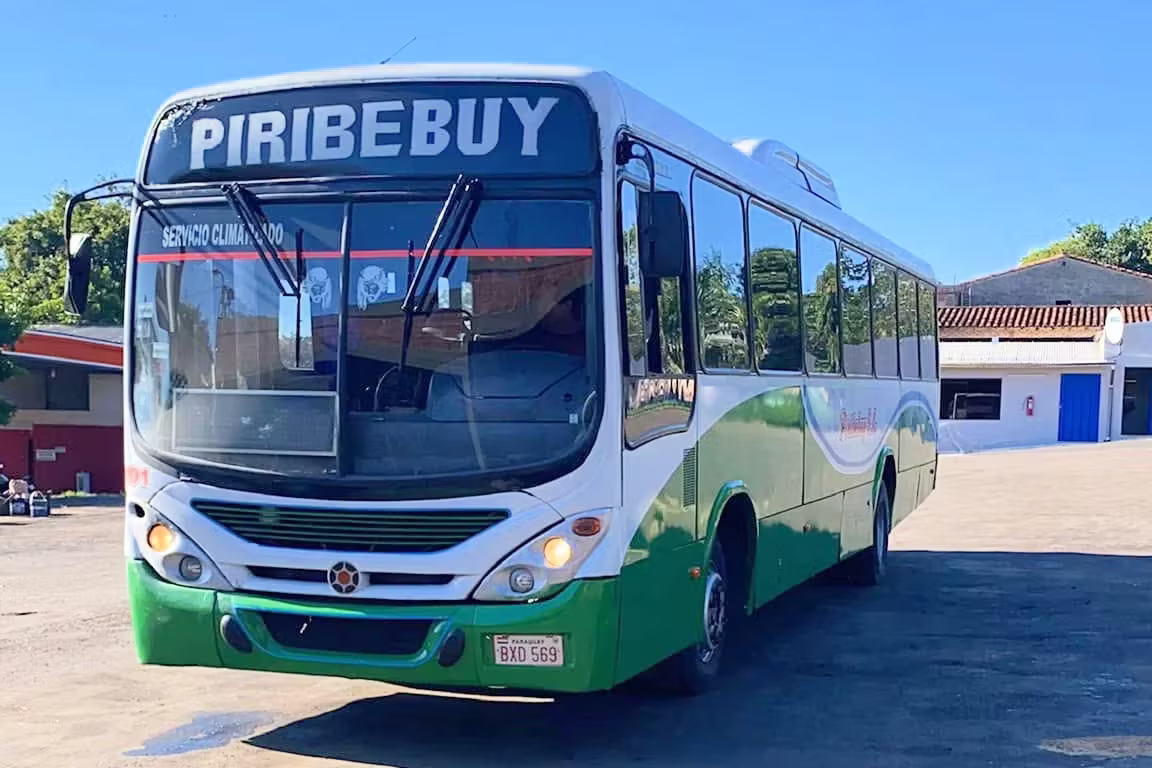 Piribebuy single floor white green coach