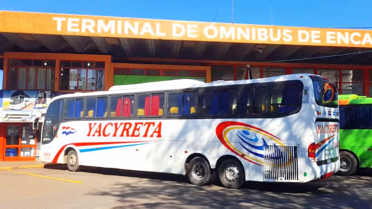 Yacyreta white coach in Encarnación terminal